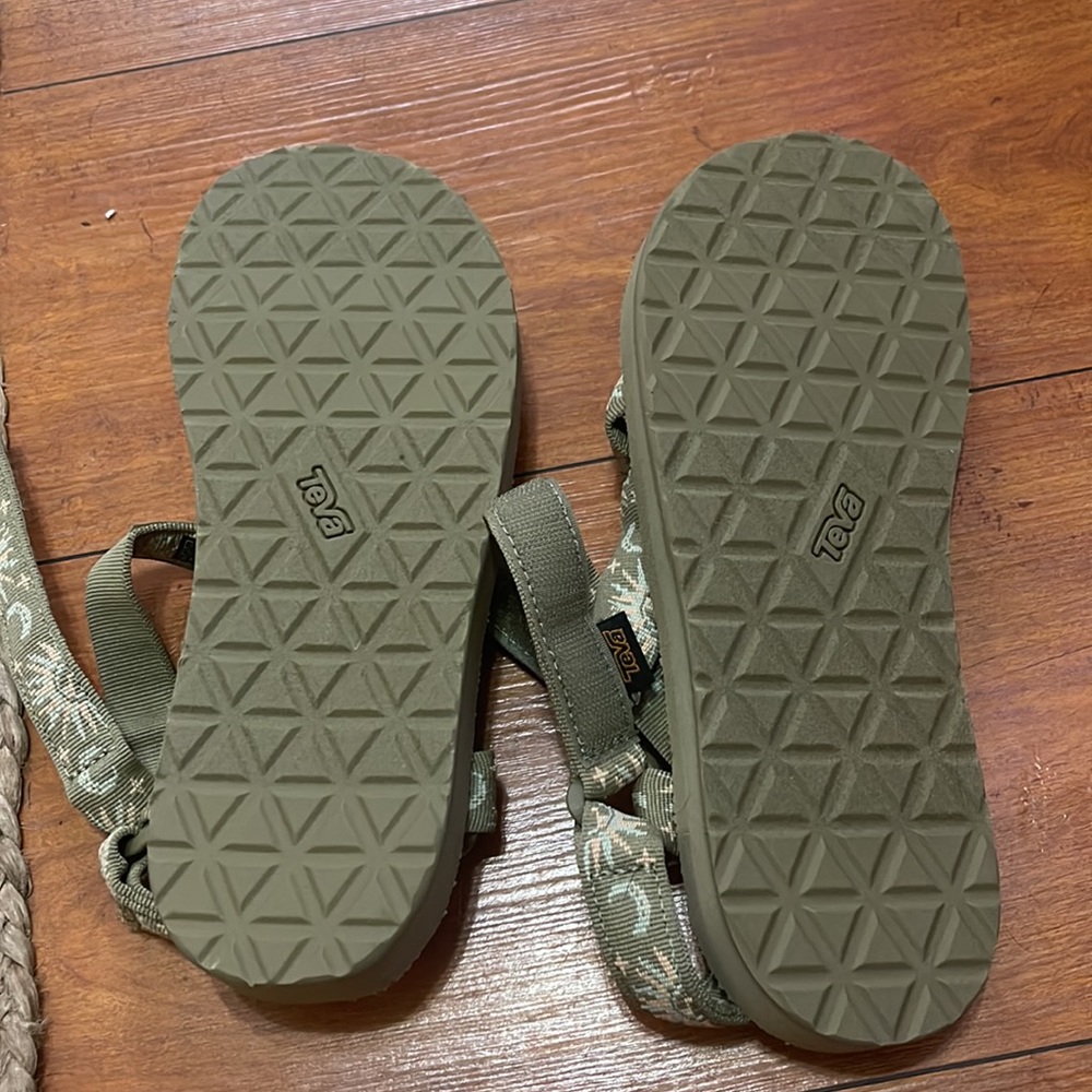NWT Teva khaki - Picture 2 of 3